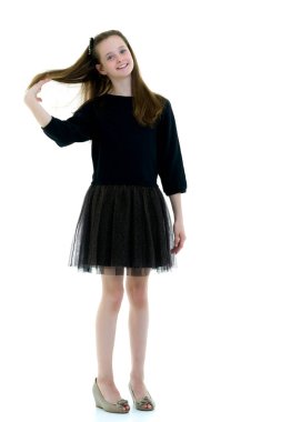 Küçük bir kız saçını düzeltir. Güzellik ve moda kavramı.