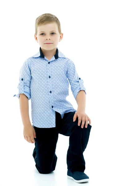 Портрет мальчика, сидящего на белом фоне — стоковое фото