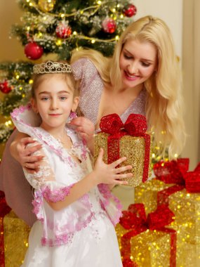 Anne ve küçük kızı Noel ağacında.