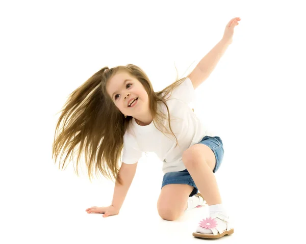 La bambina urla. concetto di infanzia felice — Foto Stock