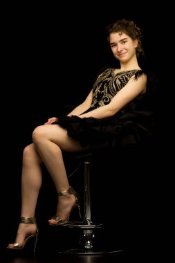 Siyah arka planda şık bir genç kız stüdyo fotoğrafı..