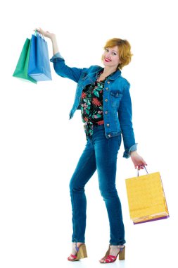 Beyaz üzerine izole alışveriş torbaları bir demet taşıyan bir kadın el