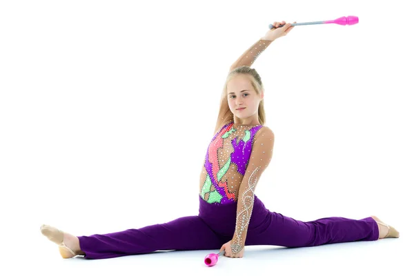 Una chica gimnasta realiza ejercicios con una maza. —  Fotos de Stock