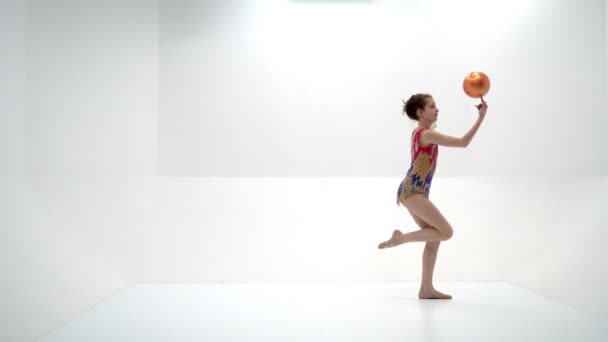 Una chica gimnasta realiza ejercicios con una maza. — Vídeos de Stock