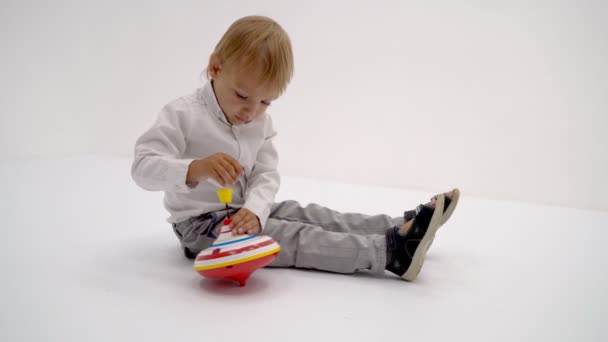 Pequeño niño jugando con un remolino . — Vídeos de Stock