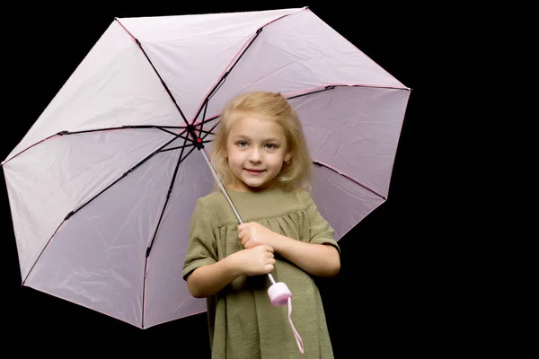 Kleines Mädchen unter einem Regenschirm. Schutz vor schlechtem Wetter. — Stockfoto