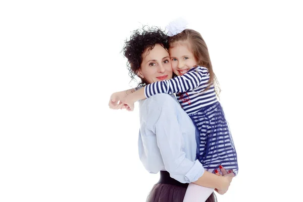 Mom picked up her daughter. — Stock Photo, Image