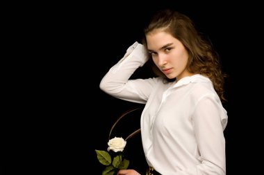 Siyah bir zemin üzerine beyaz çiçekli küçük kız.