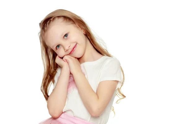 漂亮的小金发女孩留着长头发。在郁郁葱葱的粉色短裙和白色背景上的白色 T-shirt.Isolated. — 图库照片