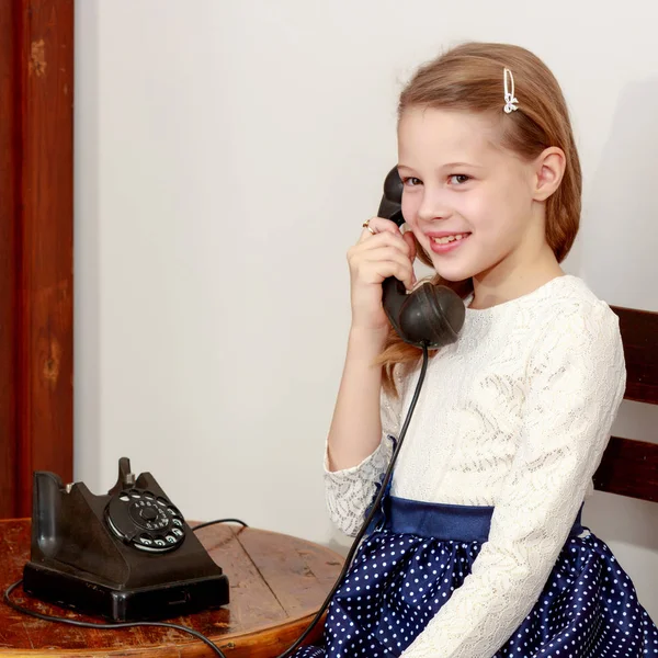 Chica hablando por teléfono viejo . —  Fotos de Stock