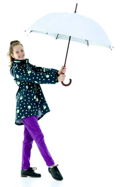 Jolie petite fille avec parapluie. Concept de prévisions météorologiques. — Photo