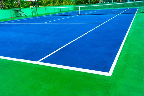 Partie du court de tennis avec balisage. Surface artificielle vert s — Photo