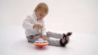 Küçük çocuk bir kalkış ile oynamak.