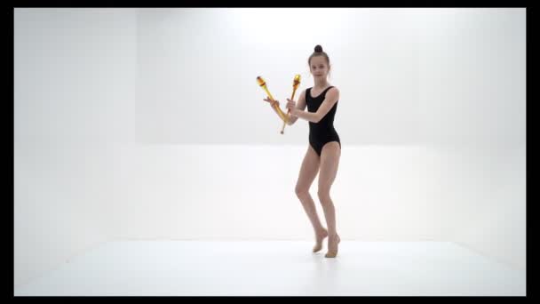 Dívka gymnastka provádí cvičení s palcátem. — Stock video
