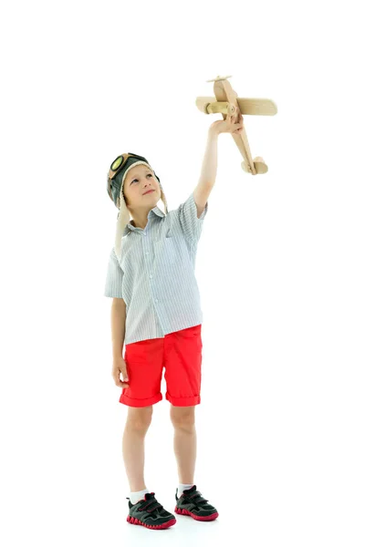 Küçük çocuk tahta uçakla oynuyor. — Stok fotoğraf