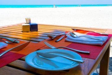 Deniz manzaralı plaj restoranı, bardak, tabak, yemek, yemekler