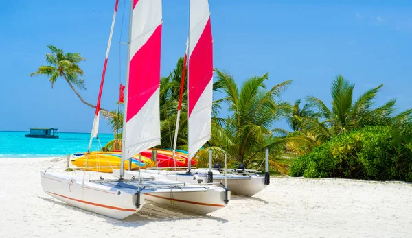 Boats for water activities in the Maldives lie on the shore in t — Stock Photo, Image