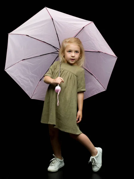 Κοριτσάκι κάτω από ομπρέλα. προστασία από κακοκαιρία. — Φωτογραφία Αρχείου