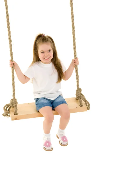 Menina balançando em um balanço — Fotografia de Stock