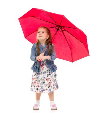 küçük kız şemsiye altında.