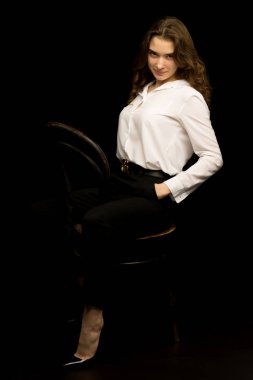 Siyah arka planda şık bir genç kız stüdyo fotoğrafı..