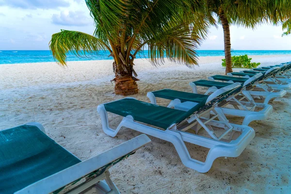 Chaises longues sur une belle plage tropicale aux Maldives — Photo