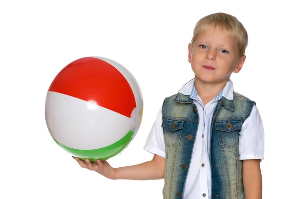 Маленький хлопчик грає з м'ячем . — стокове фото