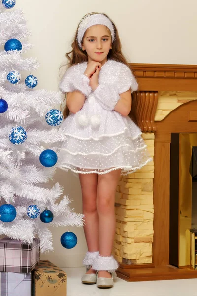 새해 나무 근처에 있는 어린 소녀 스노우 메이든. — 스톡 사진