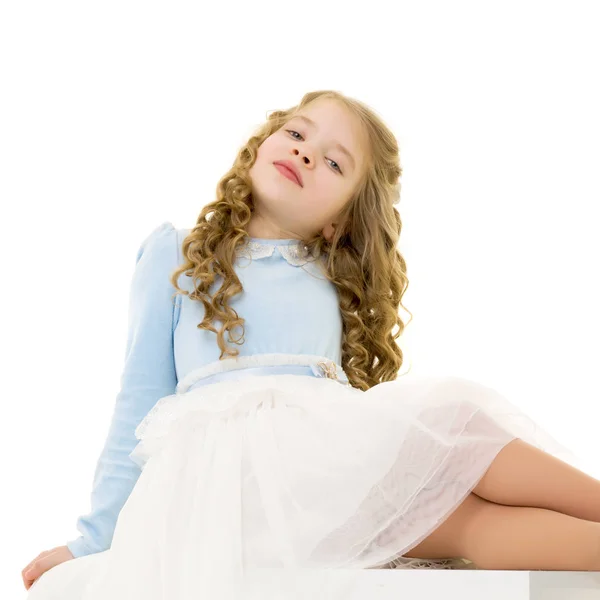 Mała dziewczynka myśli. Piękna dziewczynka śmieje się. Koncepcja szczęśliwego dzieciństwa, emocji. Izolowane na białym tle. — Zdjęcie stockowe