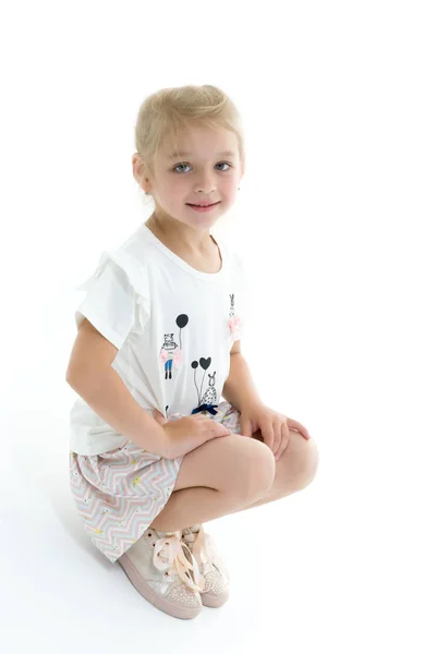 Uma menina é fotografada no estúdio em um cyclorame . — Fotografia de Stock