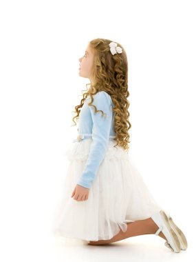 Küçük kız dizlerinin üstünde.