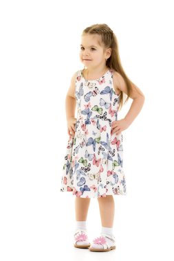 Neşeli küçük bir kız dans ediyor.