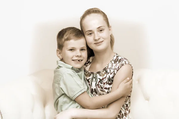 Bruder und Schwester, Junge und Mädchen posieren im Studio. Freundschaften — Stockfoto