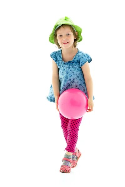 Menina está brincando com uma bola — Fotografia de Stock