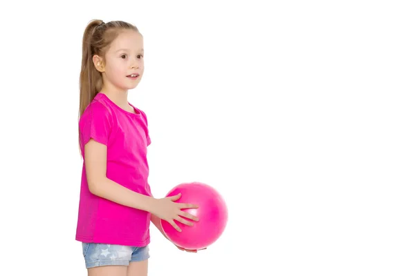 小女孩正在用球锻炼身体. — 图库照片