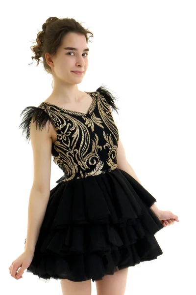 Ein Teenager-Mädchen in einem kurzen Kleid. — Stockfoto