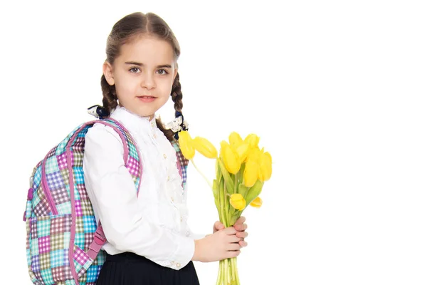 Uma estudante com um buquê de flores e uma mochila em seu sho — Fotografia de Stock