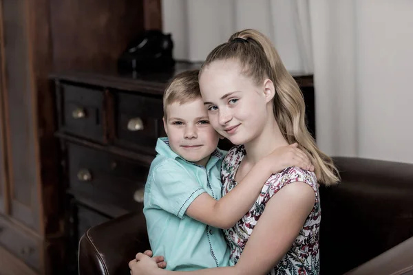 Brother and sister, boy and girl posing in the studio. Friendshi — Stock Photo, Image