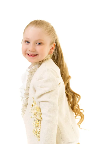 Mała dziewczynka księżniczka w pięknej sukni. Koncepcja szczęśliwego dzieciństwa, święta. Zbliżenie. Izolowane na białym tle. — Zdjęcie stockowe
