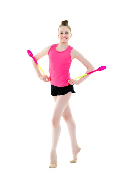 Uma ginasta menina executa exercícios com uma maça. — Fotografia de Stock