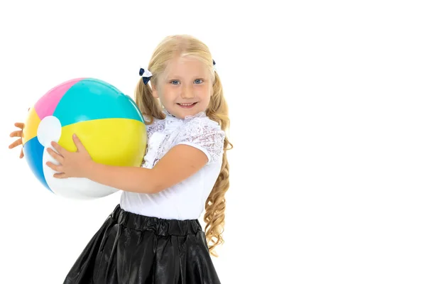 Menina está brincando com uma bola — Fotografia de Stock