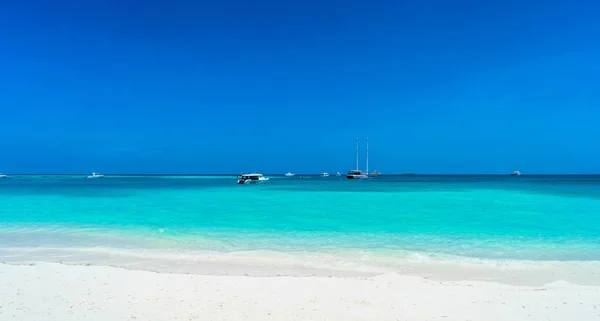 Jachta v blízkosti mola báječného ostrova na Maledivách. — Stock fotografie