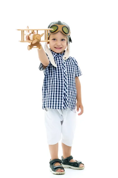 Kleiner Junge spielt mit Holzhobel — Stockfoto