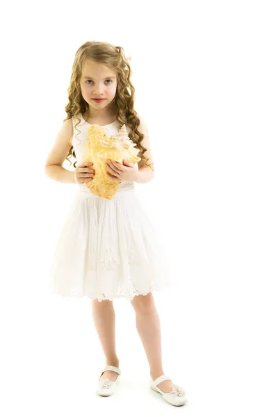 Little girl with sea shell — Stock Photo, Image