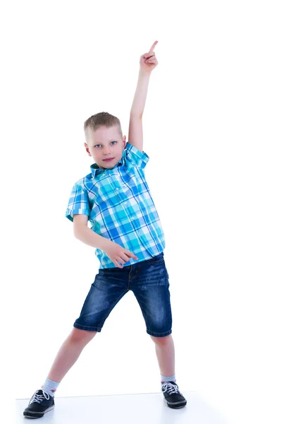 De jongen wijst een vinger op iets. — Stockfoto