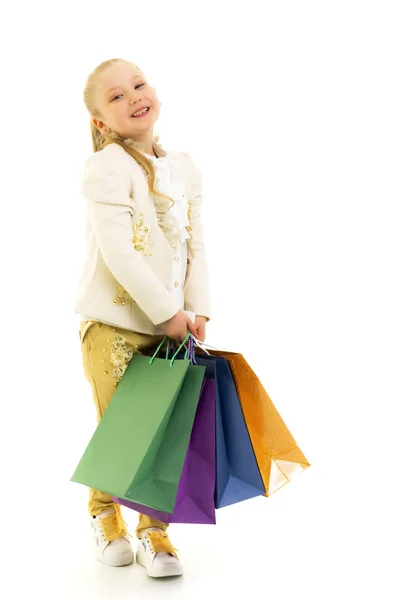 Bambina con borse multicolori nelle loro mani. — Foto Stock