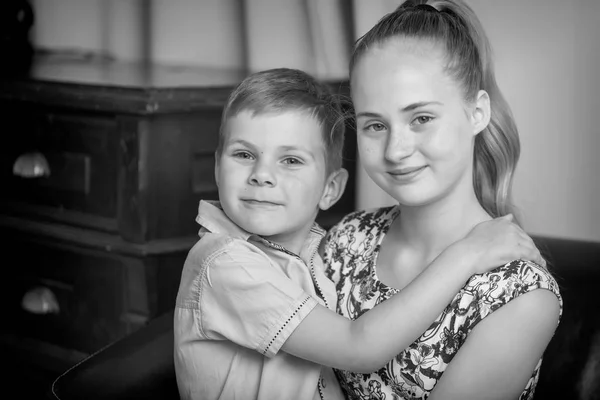 Irmão e irmã, menino e menina posando no estúdio. Amigão — Fotografia de Stock