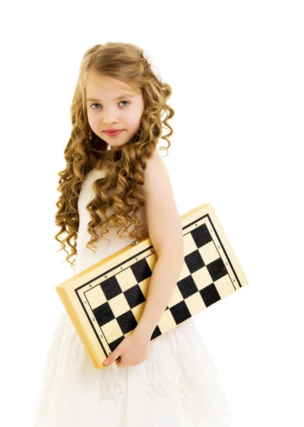 Niña jugando al ajedrez. concepto de una infancia feliz — Foto de Stock