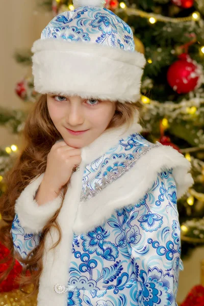 Mała dziewczynka Snow Maiden w pobliżu Nowego Roku drzewa. — Zdjęcie stockowe