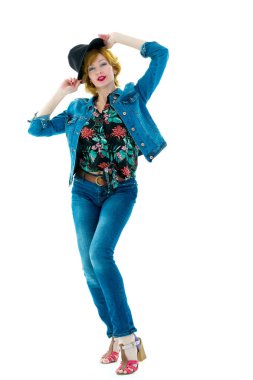 Şapkalı güzel bir kadın. Retro moda. Beyaz backgrou izole